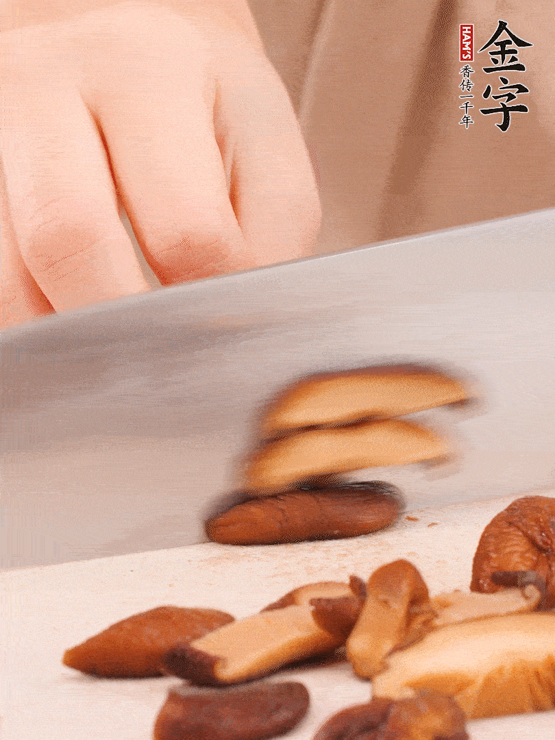 干香菇泡發(fā)，切成小塊。