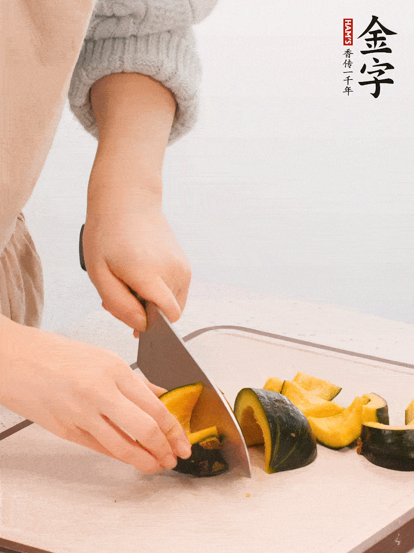 貝貝南瓜切小塊，生姜切成姜絲。