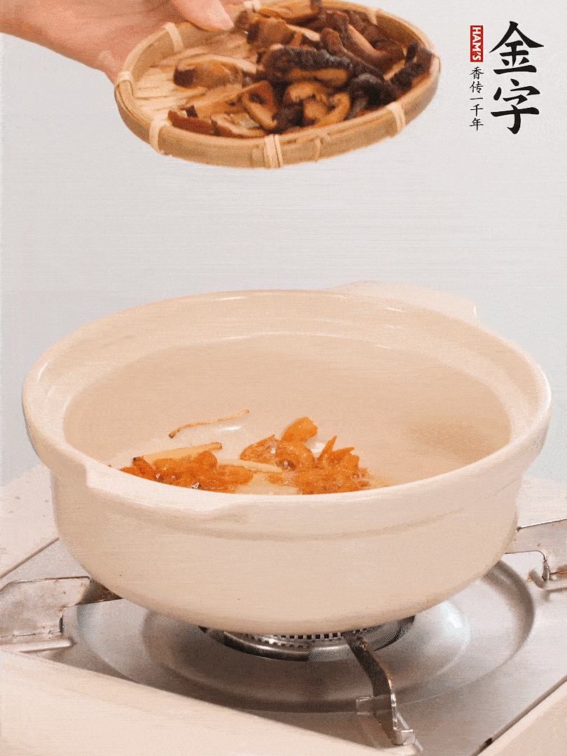 砂鍋倒入少許油，放入姜絲、海米小火煸香；再放入香腸、南瓜、干香菇一起翻炒2分鐘。