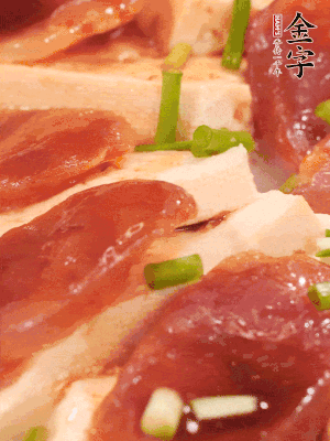 調(diào)一個醬汁：2勺生抽、1勺蠔油、半勺白糖、1勺淀粉、半碗清水調(diào)成料汁燒開