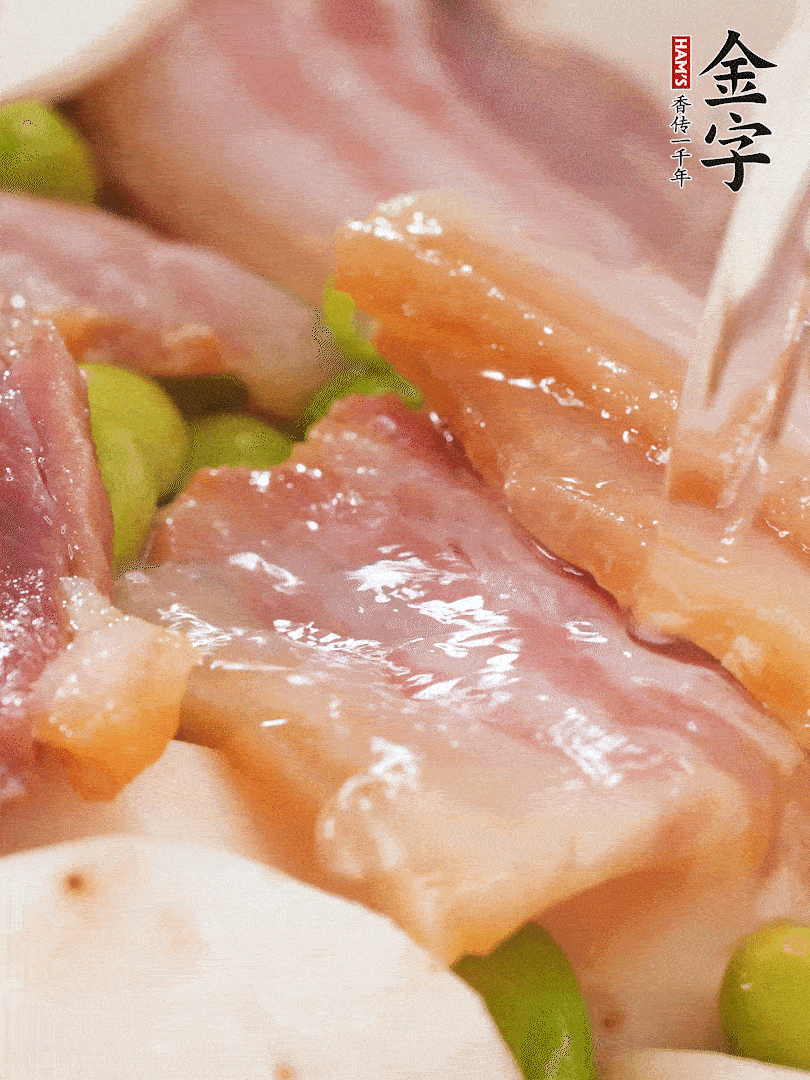 倒入芋艿、熟毛豆，翻炒均勻，加1小碗水煮開