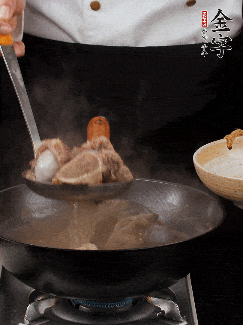 大筒骨清水浸泡30分鐘，中途換水2-3次。冷水下鍋，加姜片、料酒焯水，撇去浮沫。