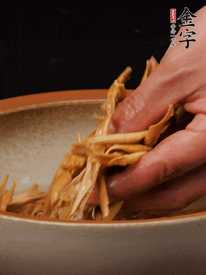 農(nóng)家土筍尖提前泡軟，用刀劃成細(xì)絲，這樣會(huì)更加入味。