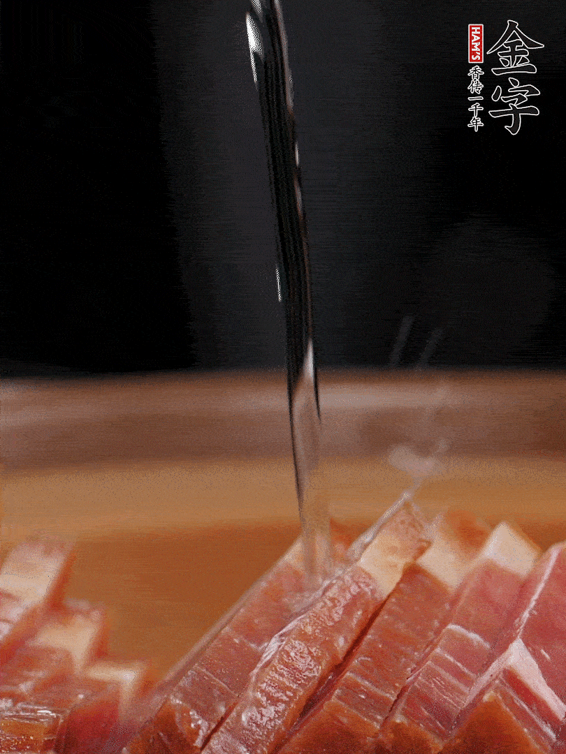 金字火腿切片，放入溫水中泡10分鐘，金字土香腸斜切成片。千張切成細(xì)條。