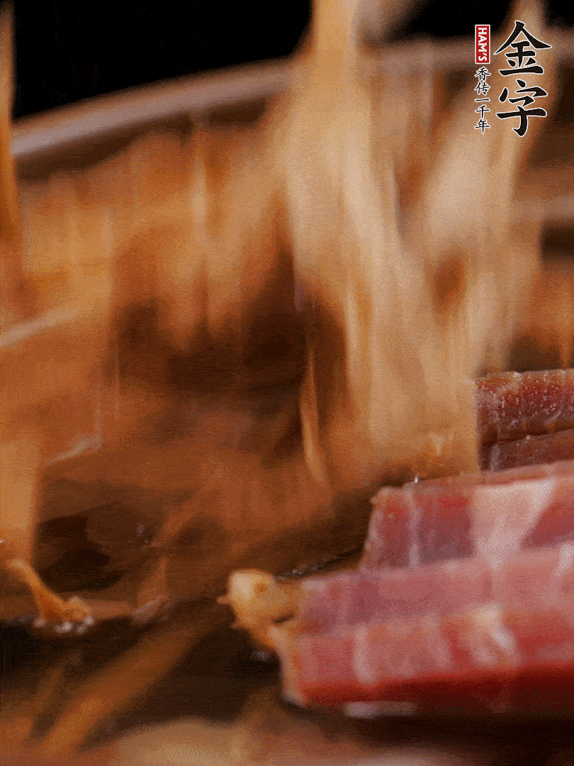 大筒骨、金字火腿、姜片、黃酒一起放入砂鍋，加筍干燉煮40分鐘。（如果家里有高壓鍋，用高壓鍋把高湯壓出來更鮮濃。）