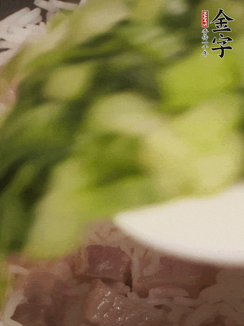 將燜煮好的米飯，倒入炒熟的蔬菜中，翻炒均勻鍆繼續(xù)燜煮5分鐘