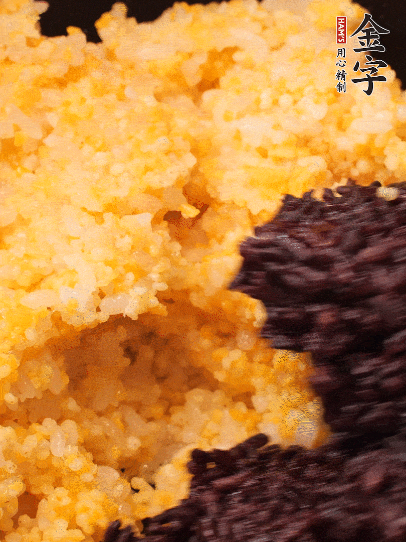 混合小米、紫米煮熟，加豬油攪拌均勻（紫米分開煮在攪拌）