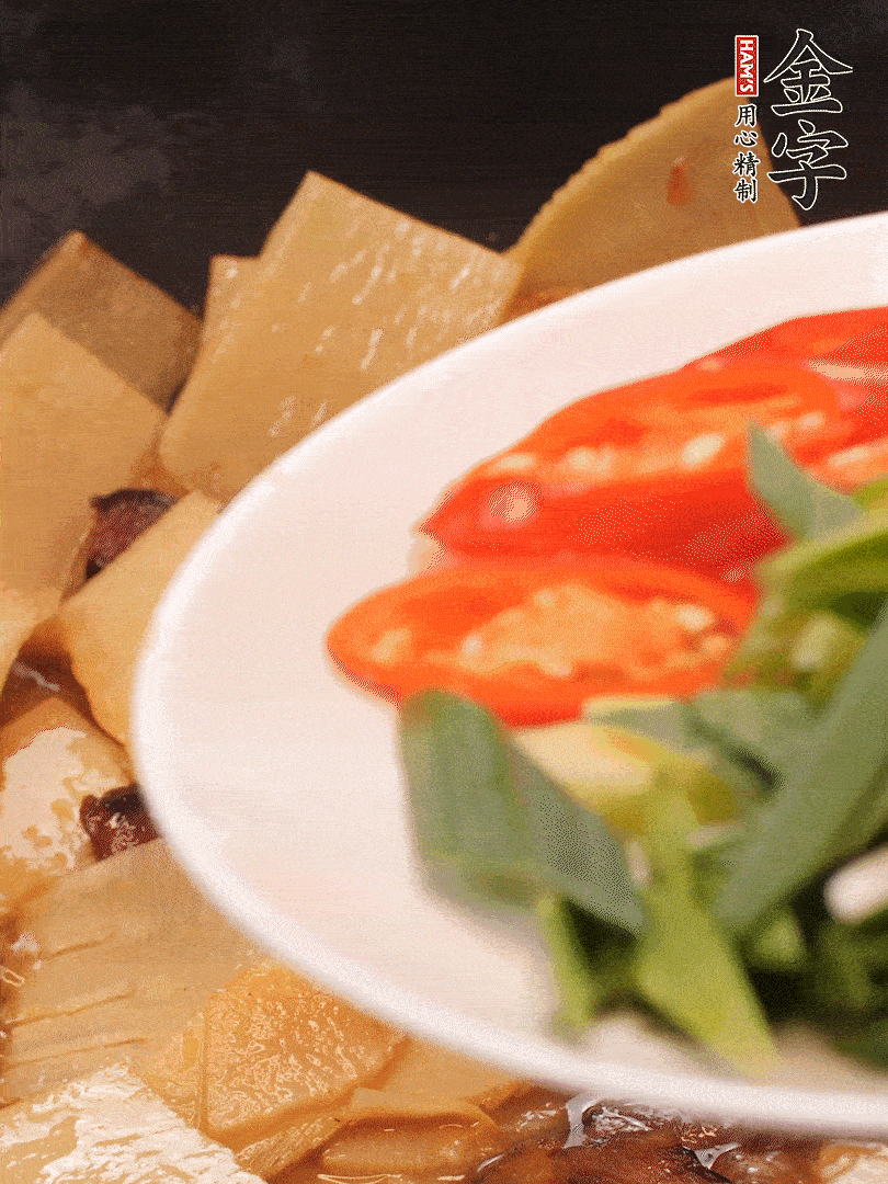 少許料酒增香，下蒜白、青紅辣椒略微翻炒