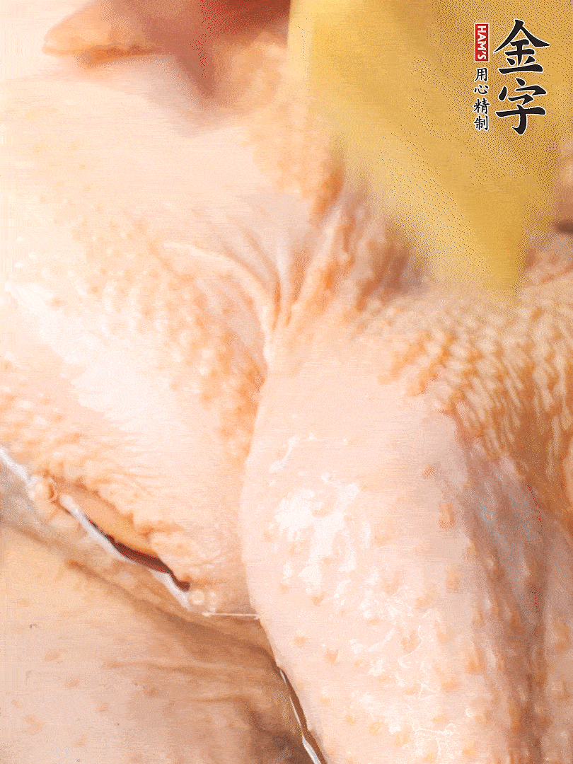 老母雞去頭去尾，斬去雞爪。冷水入鍋，加料酒、蔥姜焯水，煮出浮沫后撈出，用清水洗凈