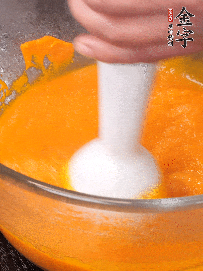 300g南瓜，去皮去瓤切滾刀塊，大火蒸8分鐘，料理機(jī)打成泥，篩網(wǎng)過(guò)篩成泥