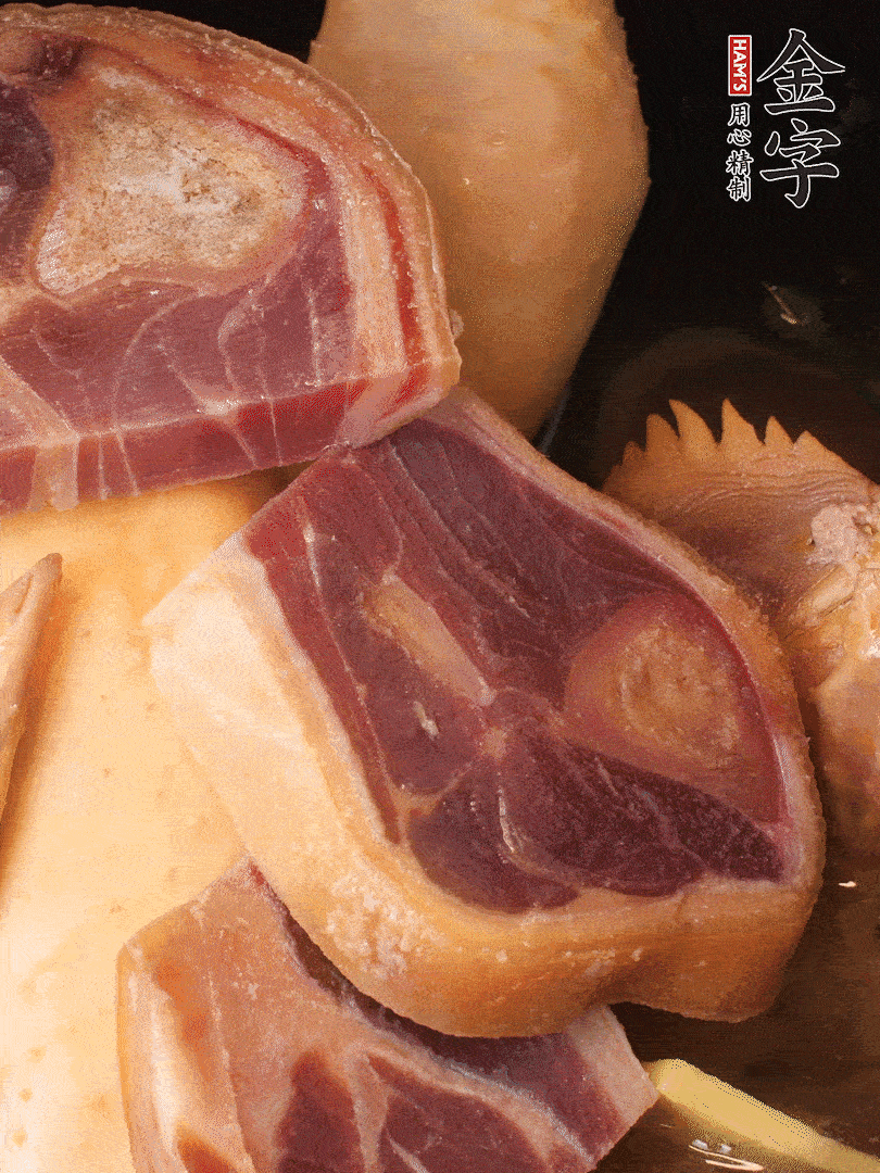 火踵、老母雞加蔥、姜、料酒、清水，大火燒開(kāi)后轉(zhuǎn)小火，燉1小時(shí)