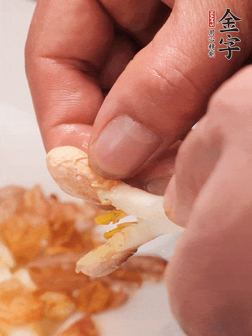 花生芽切段。開水焯水1分鐘，去掉頂部的花生皮