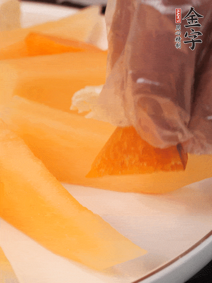 刀用火烤一下，切開奶酪