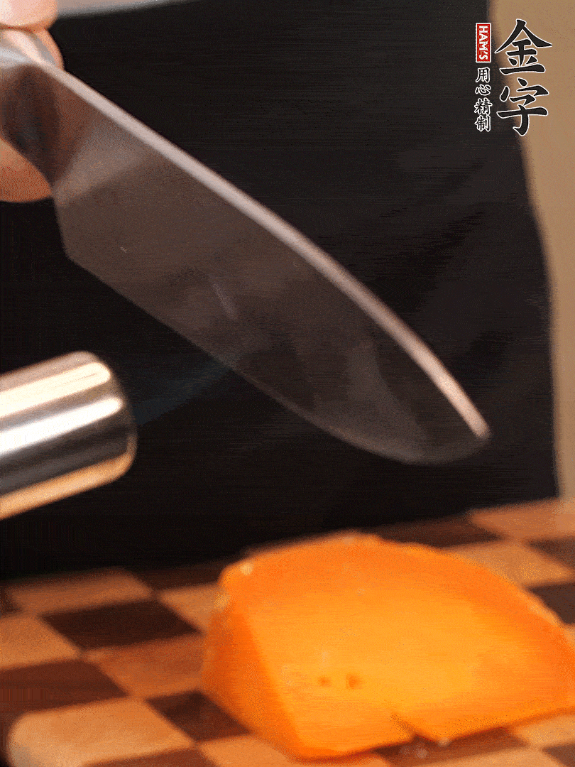 間隔擺上哈密瓜、奶酪、迷迭香、核桃仁