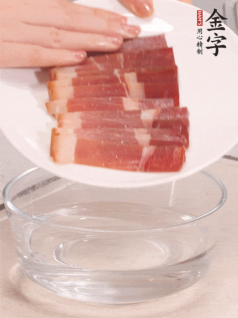 鴨腿冷水下鍋，加姜片、料酒焯水