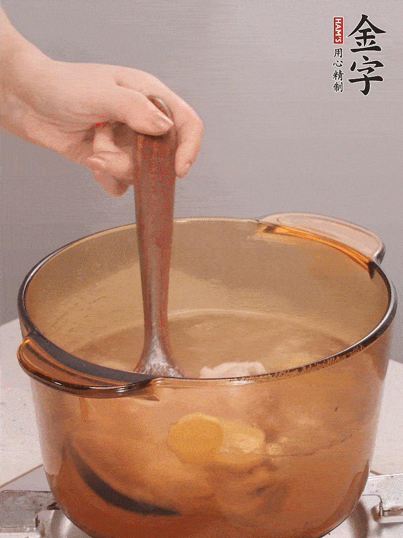 鴨肉、白果、火腿、生姜一起放入砂鍋，清水沒過食材，大火燉煮1小時