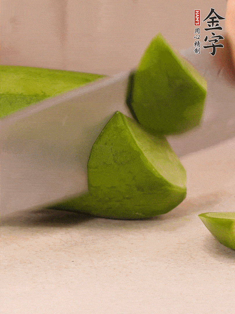 青、紅蘿卜洗凈，去皮切大塊