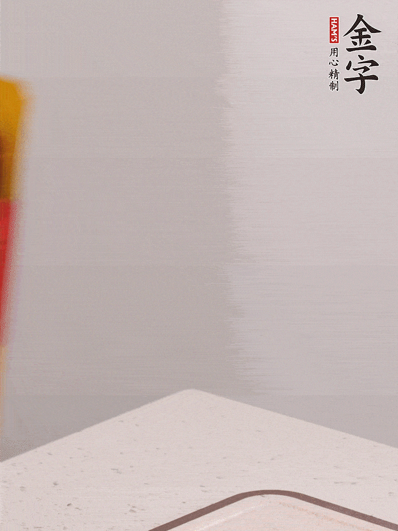 金字火腿切片，溫水浸泡5分鐘，將牛腩放鍋中，倒入比食材多2倍的清水，加姜焯水