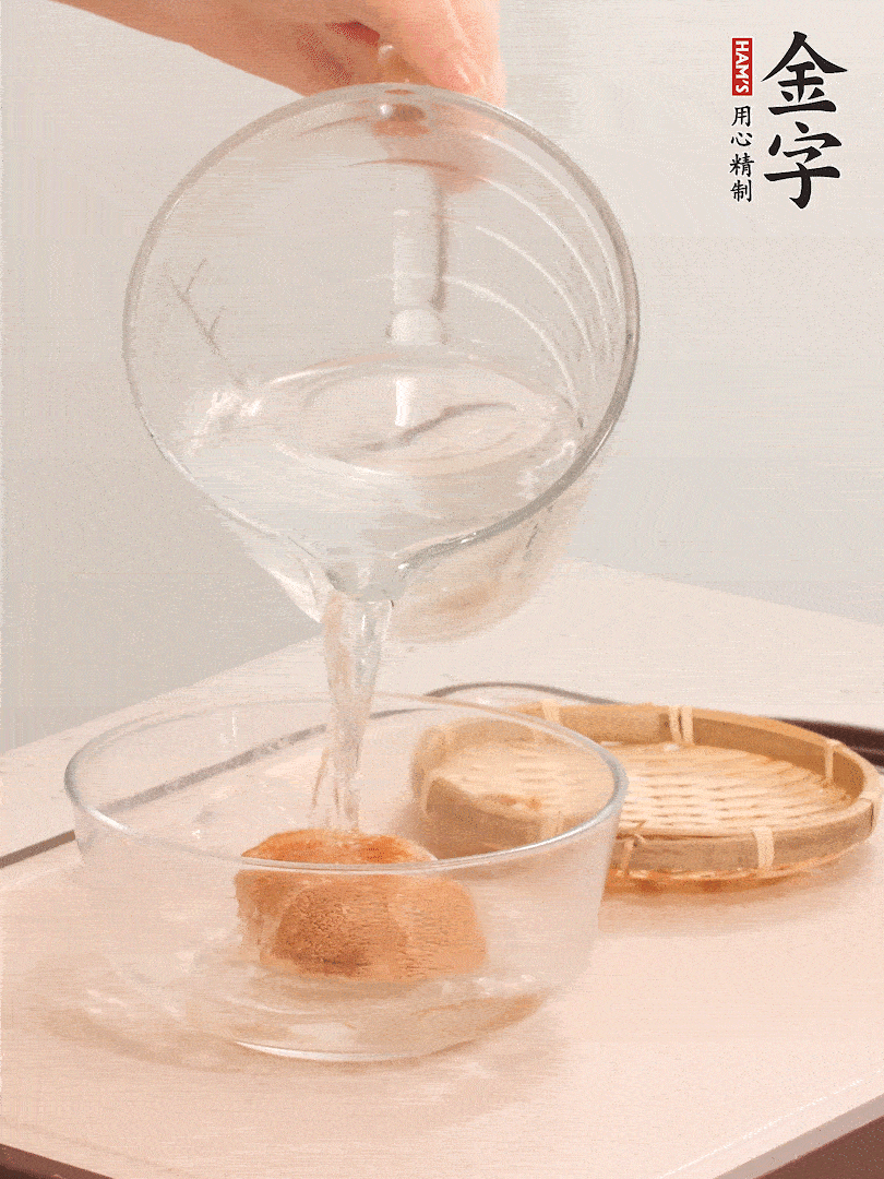 猴頭菇至少泡發(fā)半小時(shí)，將浸泡后的黃水?dāng)D干；