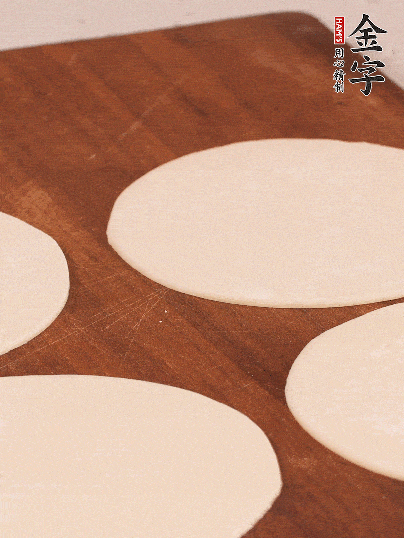 餃子皮均勻抹油，10張疊在一起，搟面杖搟開