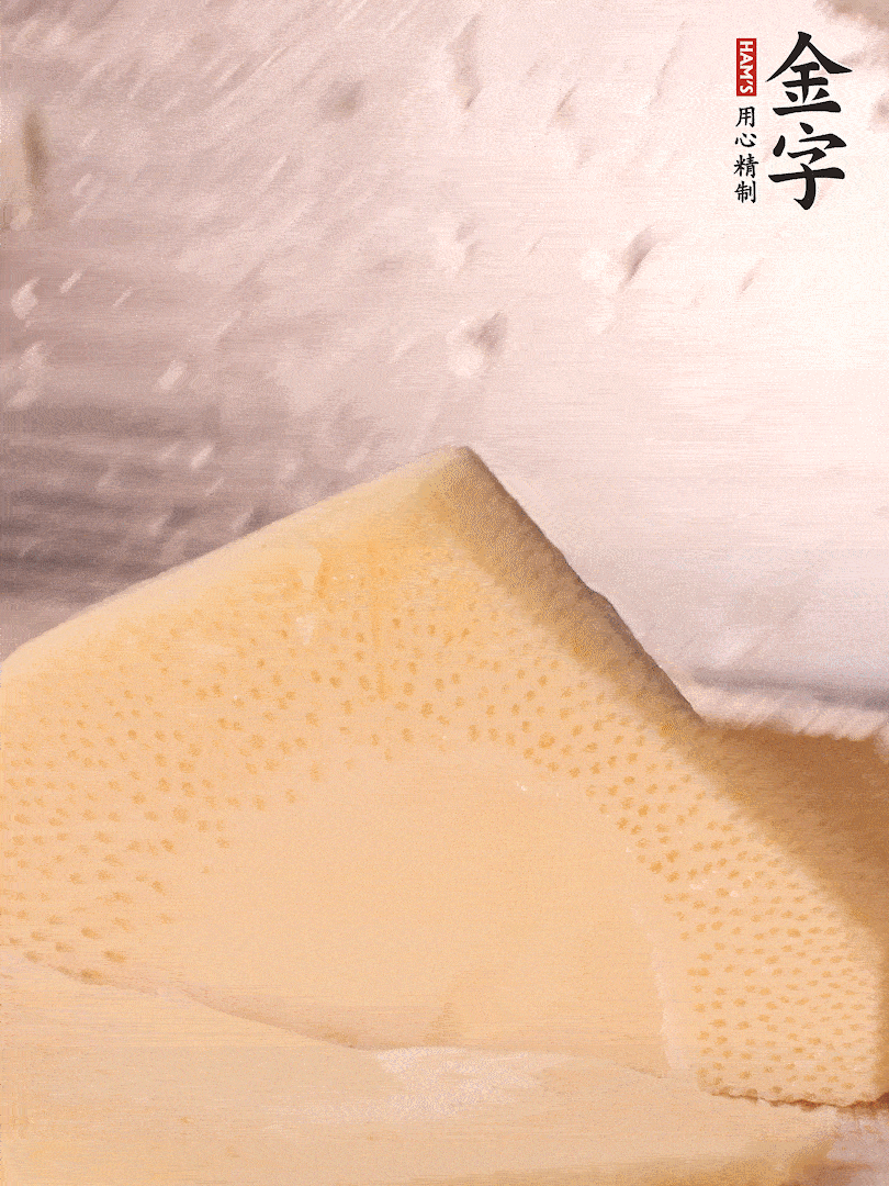 冬筍處理干凈，切滾刀塊，開水焯燙去除澀味