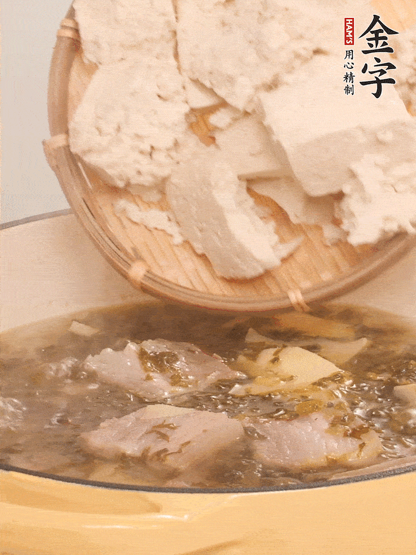 往鍋里加入一倍的水，加豆腐