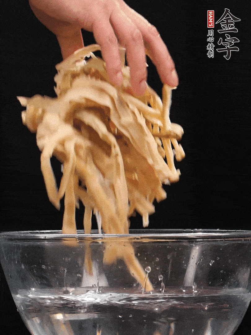 天目山筍干1把，清洗表面鹽分，用手撕成長(zhǎng)條