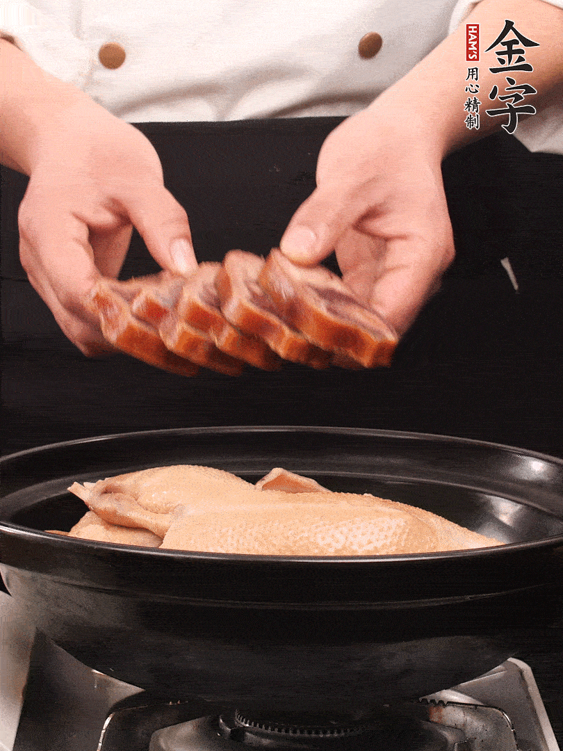 老鴨、金字火腿蹄片、筍干、姜片、蔥結(jié)，清水沒(méi)過(guò)鴨身2cm，加黃酒小半碗