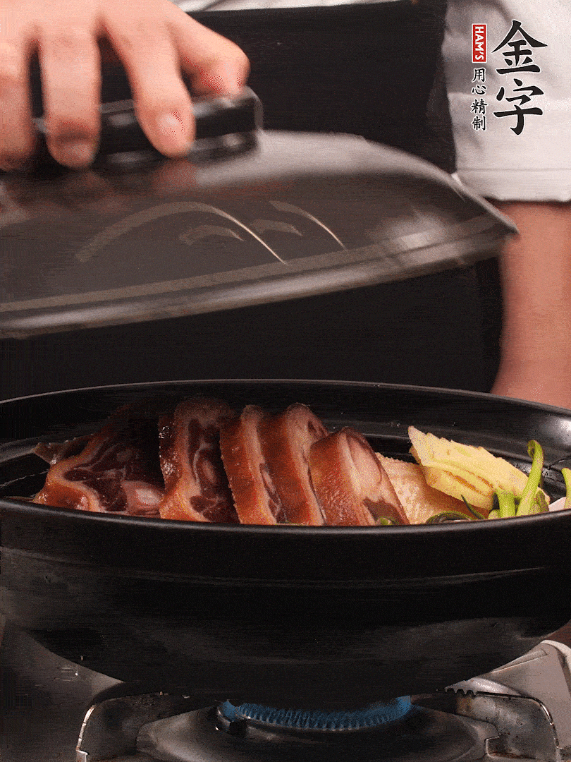 砂鍋蓋蓋子密封，大火燒開(kāi)后轉(zhuǎn)小火，燜煮2小時(shí)