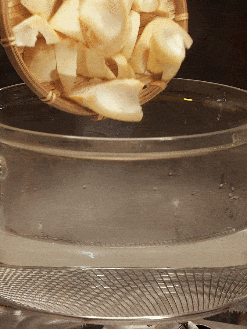 春筍切塊，焯水去除澀味