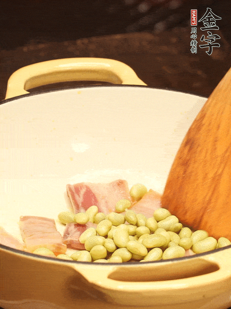 加入青豆、香菇翻炒出香味