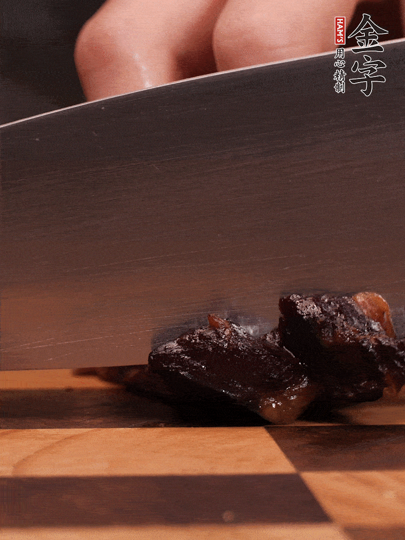 金字醬油肉整塊放入鍋中煮至7成熟，切成小塊