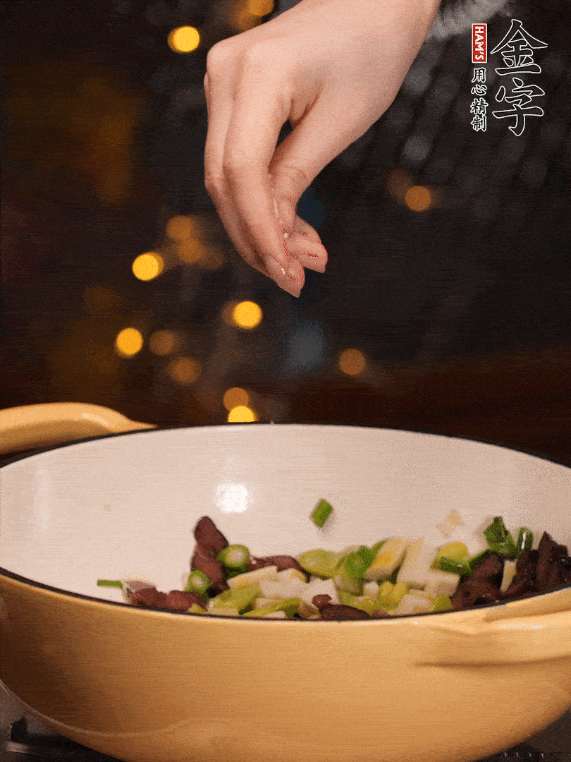 可以加點點水，再加菜苔，加點鹽、味精調(diào)味