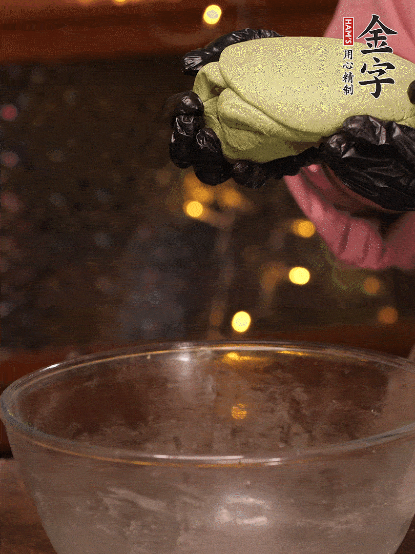 清明粿粉，分次加艾草泥，加點(diǎn)油揉2分鐘，揉到面團(tuán)光滑，醒發(fā)一下