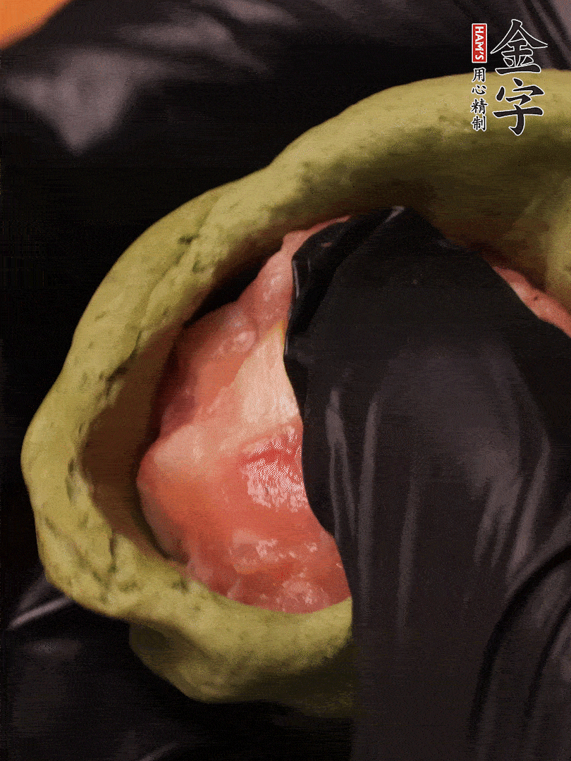 切成小劑子，中間壓個(gè)坑，做成碗狀，虎口慢慢收口