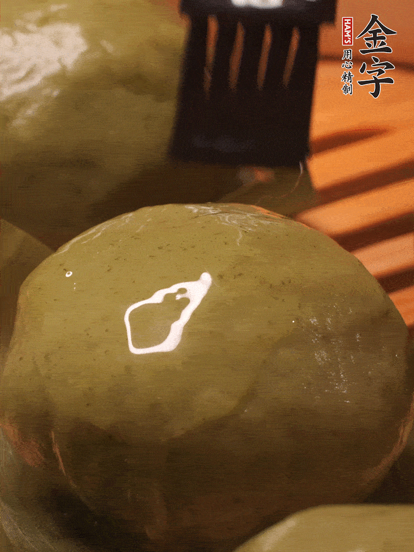 冷水下鍋，水開(kāi)后，蒸10分鐘，趁熱刷上熟油