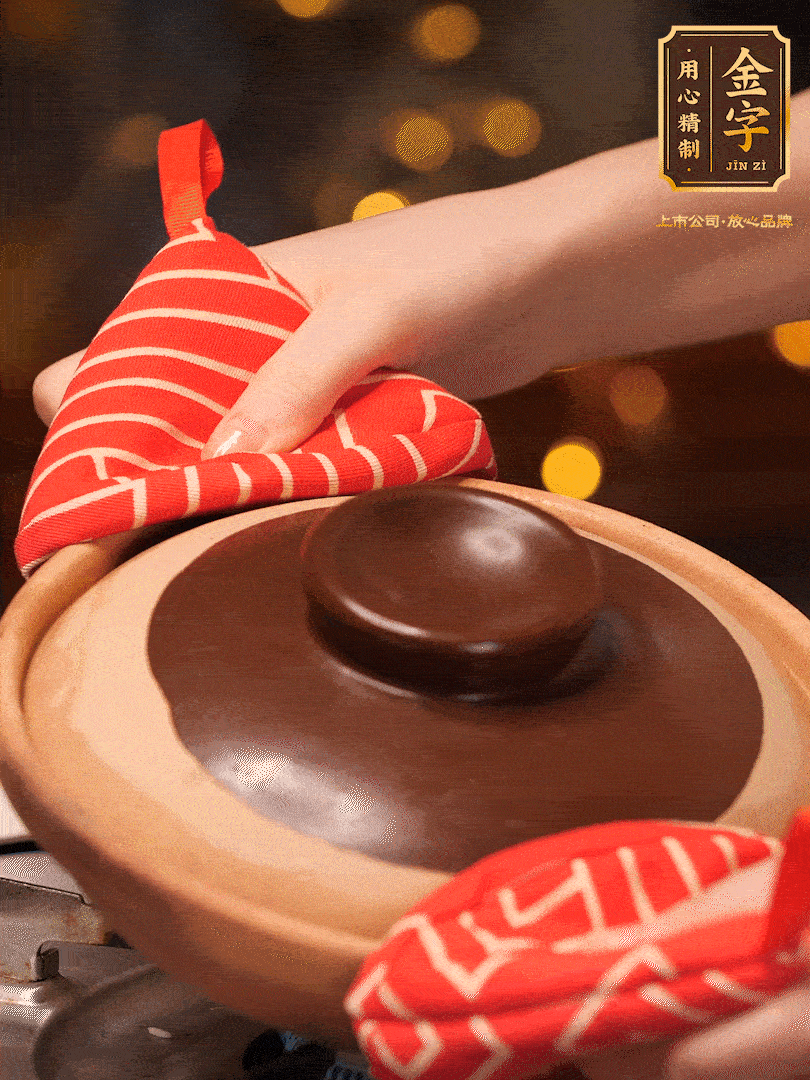 想要有嘎嘣脆鍋巴的關鍵（傾斜砂鍋，讓每個側(cè)邊都均勻加熱一分鐘）