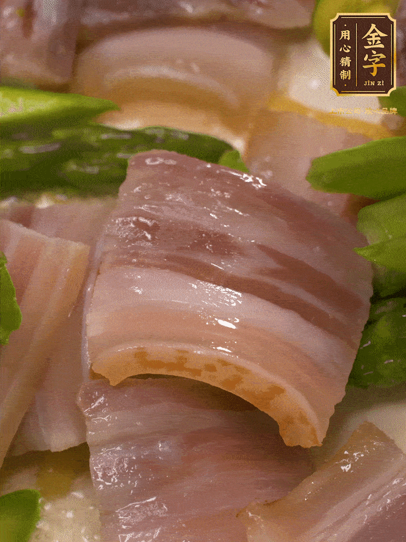 依次下蠶豆、蘆筍、白蘑菇翻炒均勻