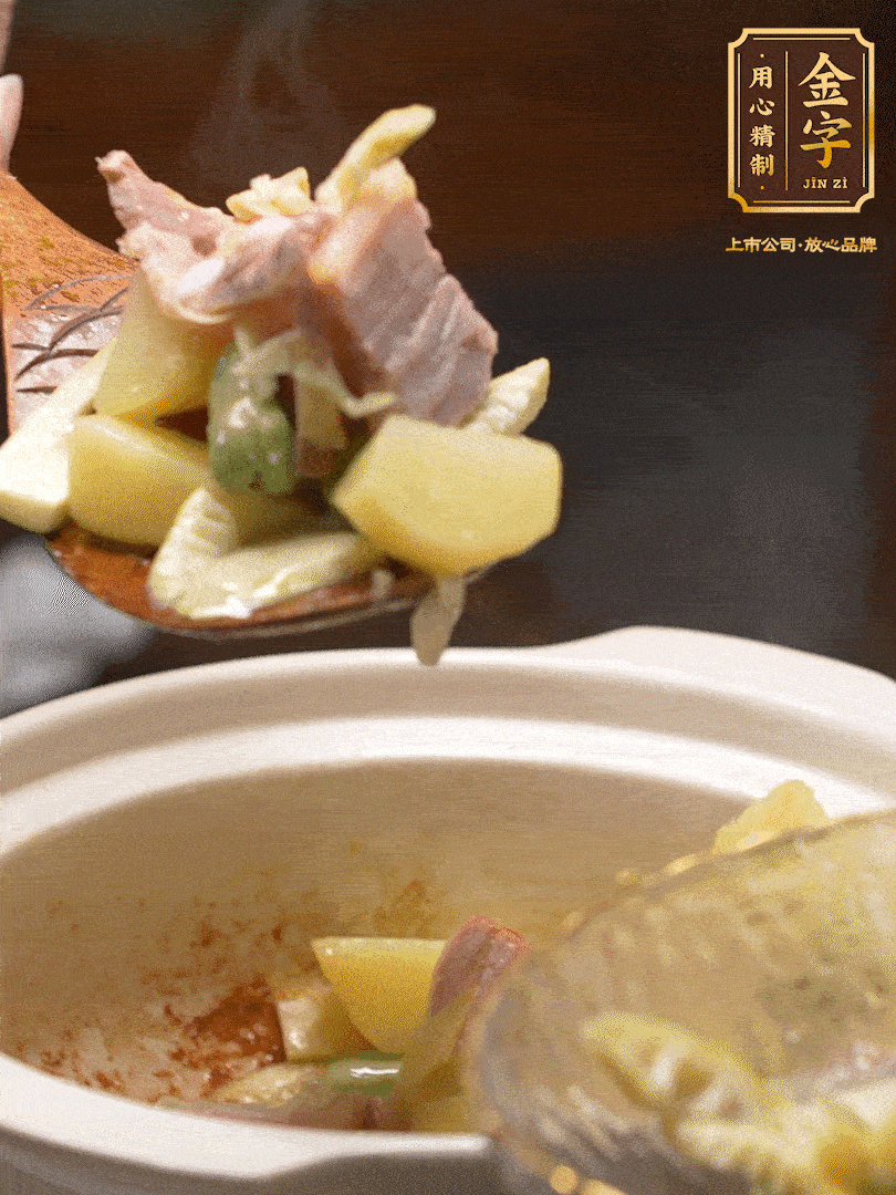 煸出咸肉脂香，再下筍丁、蠶豆。呈出