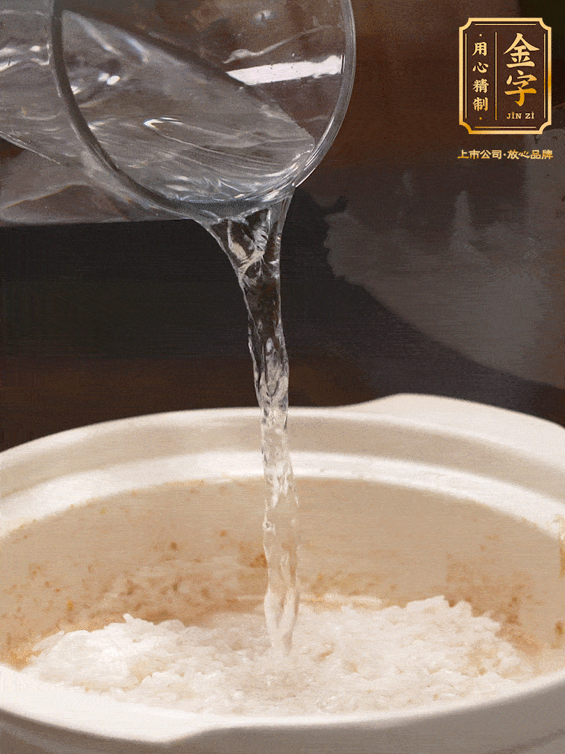 將泡好的米，加水一指，煮至沸騰