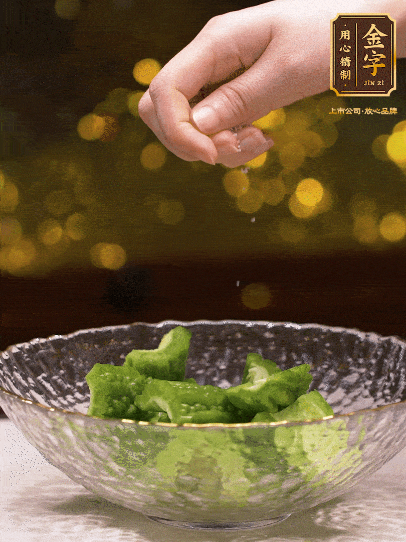 處理好的苦瓜切段（5cm），加點(diǎn)鹽鹽腌一下，去除一下苦味