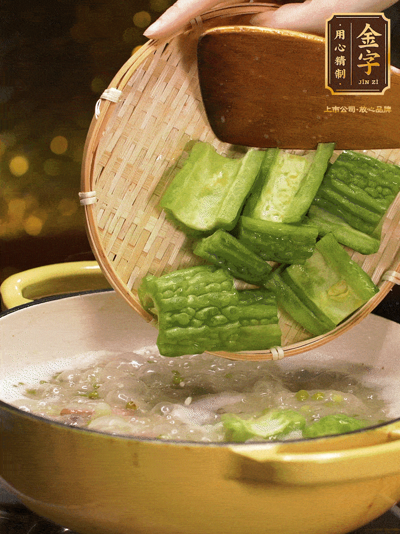 最后在放苦瓜燒開，放一點(diǎn)點(diǎn)調(diào)味糖，燉煮20分鐘