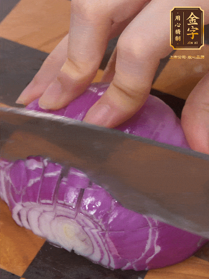 洋蔥切碎、土豆切丁