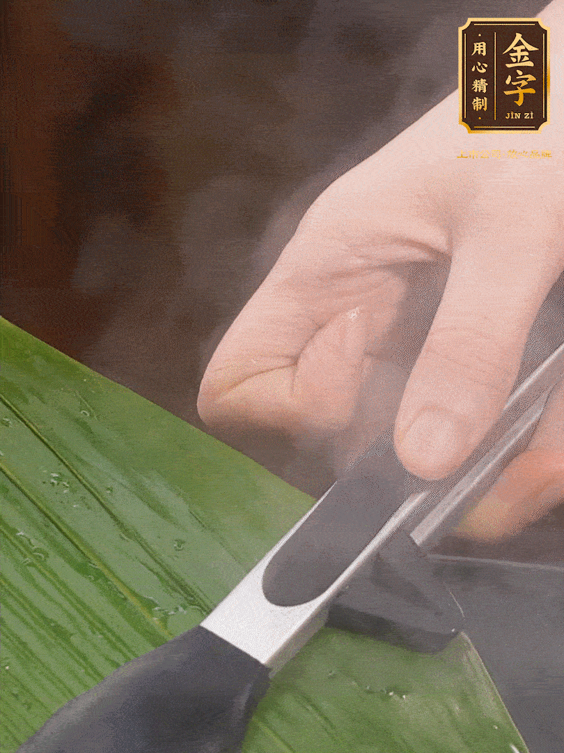 新鮮粽葉洗凈，用開水煮一下，讓粽葉更有韌性不易裂。