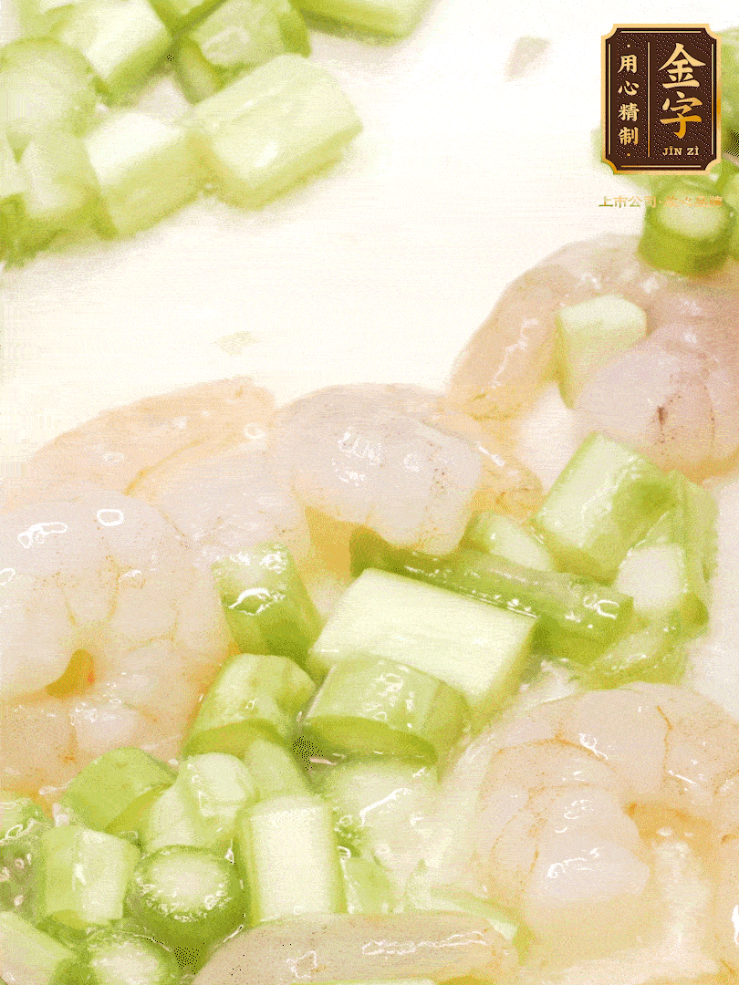 熱油煎香蝦仁，下香腸、蘆筍翻炒，盛出備用。