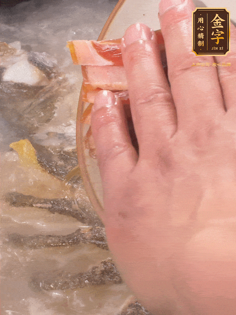 將煎好的魚，倒入三大碗開水。大火煮開后放入1個蔥結、2片姜片和1勺料酒和火腿片