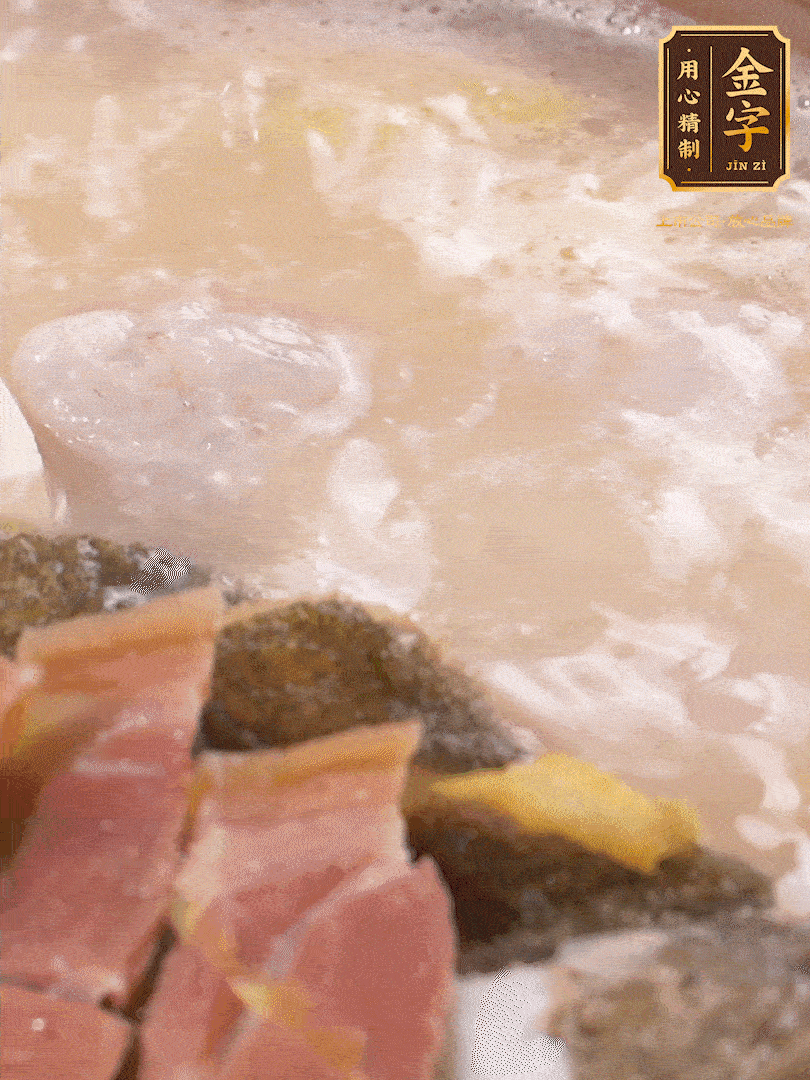 大火煮至沸騰后，轉至砂鍋中，繼續(xù)燉煮。這個時候可以放入一些自己喜歡吃的配菜比如蝦滑、內酯豆腐來添味