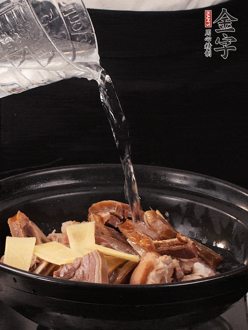 火腿、豬腳放到大砂鍋里，黃酒提鮮，蔥姜去腥，加2kg純凈水沒過食材。水一定要放足，中途最好不能加水