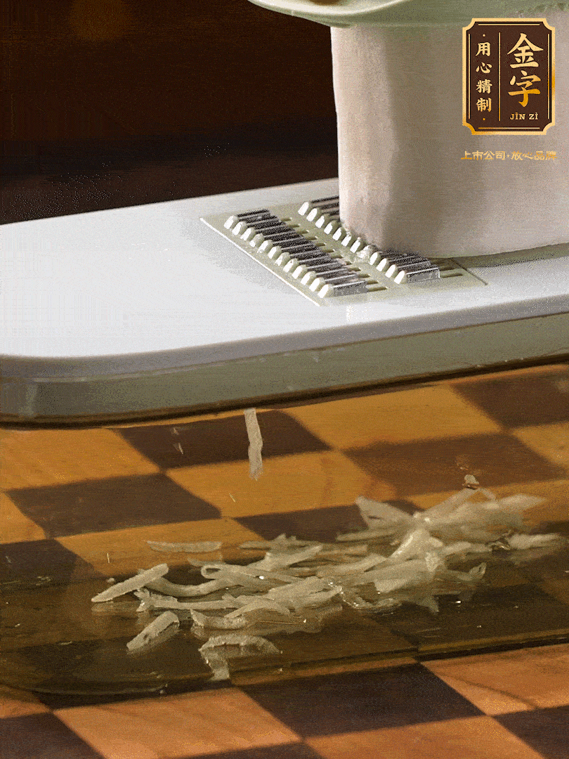 蘿卜切絲 ，加少許的鹽 抓拌均勻后，腌制十五分鐘