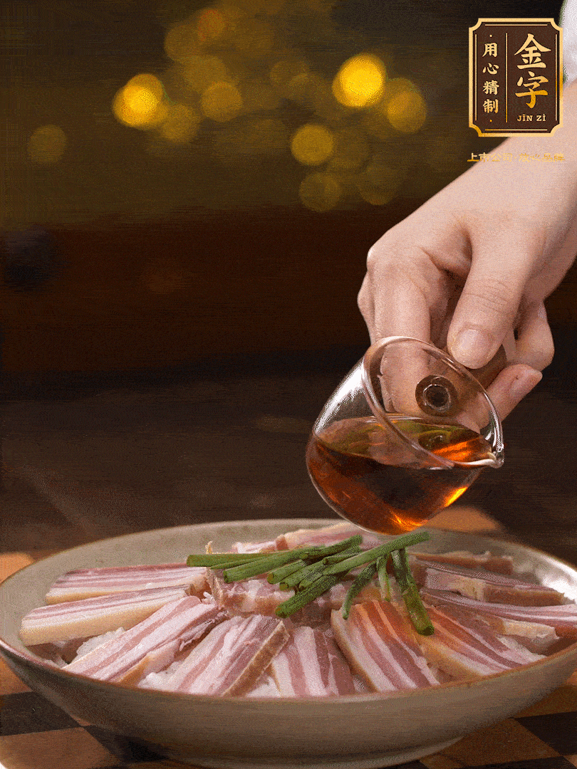 把切好的咸肉，均勻的鋪在蘿卜絲的四周頂部放少許蔥段 淋上少許料酒，放入鍋中 大火蒸二十分鐘